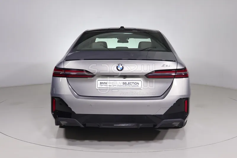 2025 بي ام دبليو الفئة الخامسة 520 أي إم كت