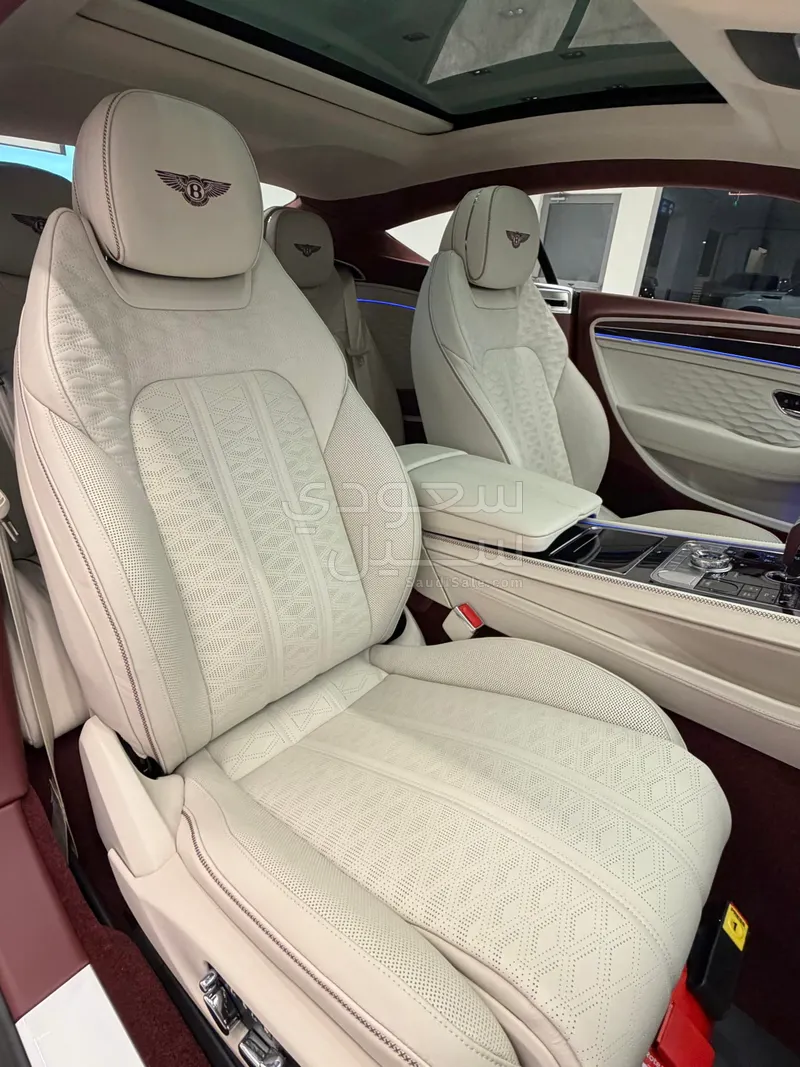 2025 بنتلي كونتيننتل جي تي الاصدار الاول