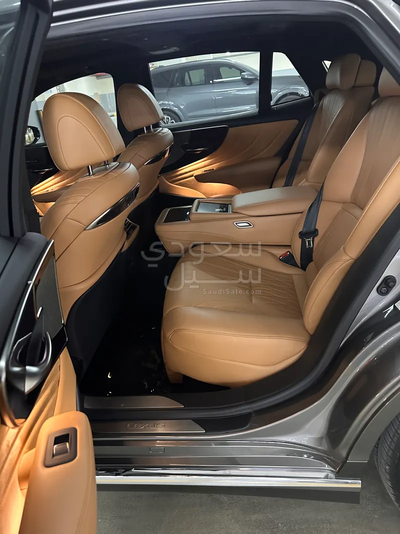 2022 لكزس إل إس 500