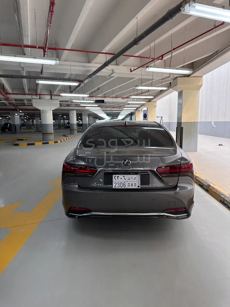 2022 لكزس إل إس 500