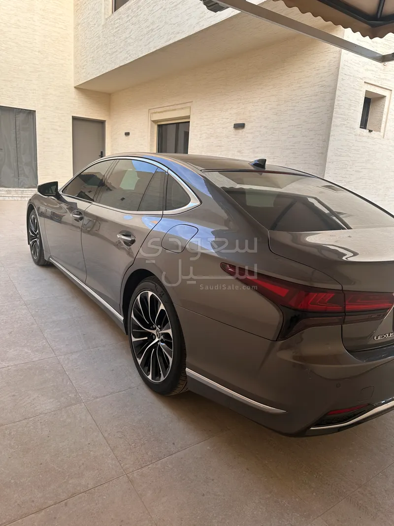 2022 لكزس إل إس 500