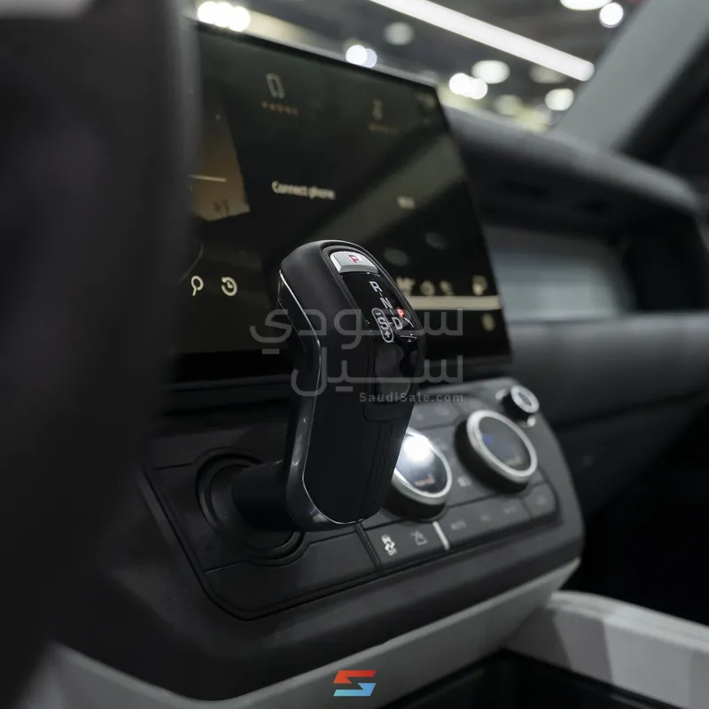 2026 Land Rover Defender SE