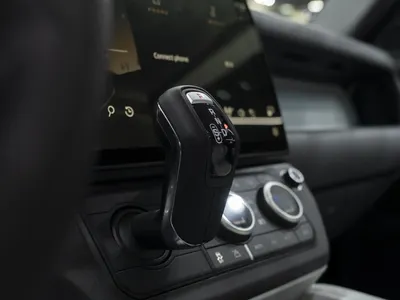 2026 Land Rover Defender SE