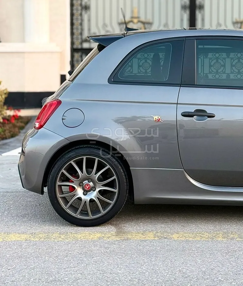 2023 فيات ابارث 695 توريزمو