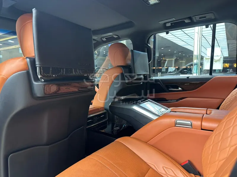 2022 لكزس إل إكس 600 في أي بي