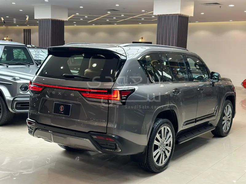 2022 لكزس إل إكس 600 في أي بي