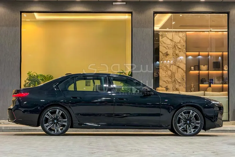 2026 بي ام دبليو الفئة السابعة 735أي