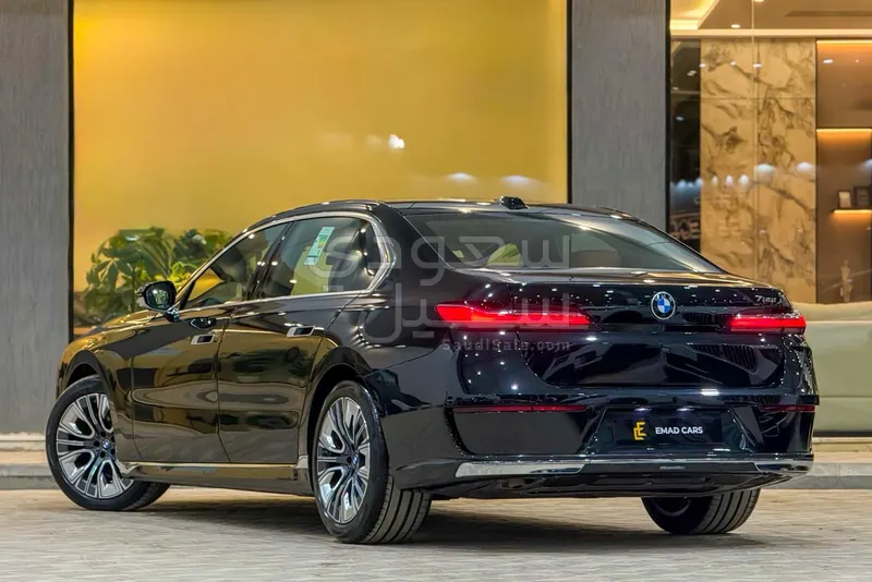 2026 بي ام دبليو الفئة السابعة 735أي