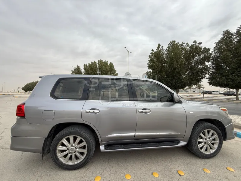 2011 لكزس إل إكس 570 أي دي