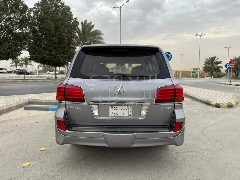 2011 لكزس إل إكس 570 أي دي
