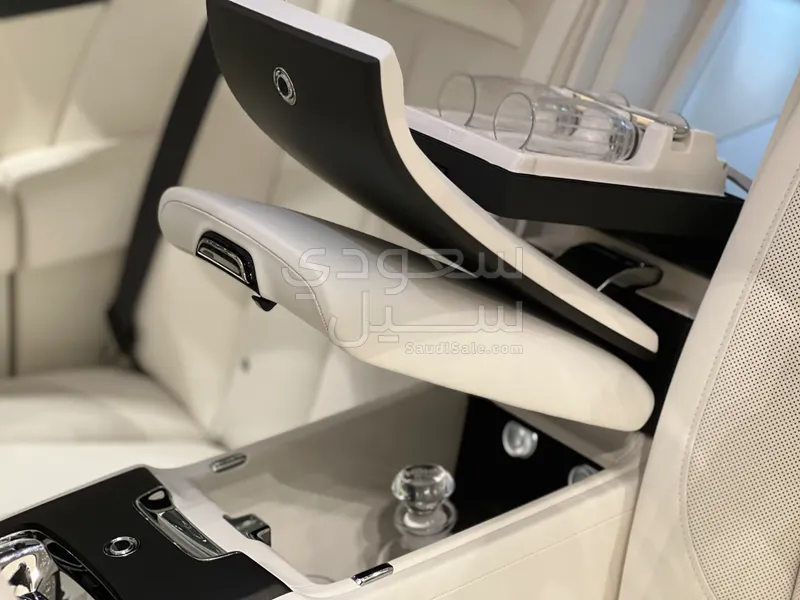 2025 رولز رويس كولينان سلفر بادج