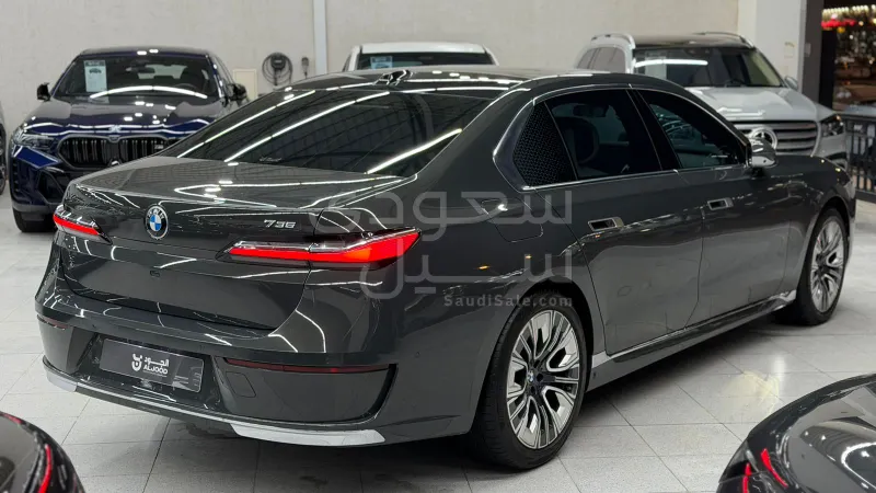 2023 بي ام دبليو الفئة السابعة 735أي