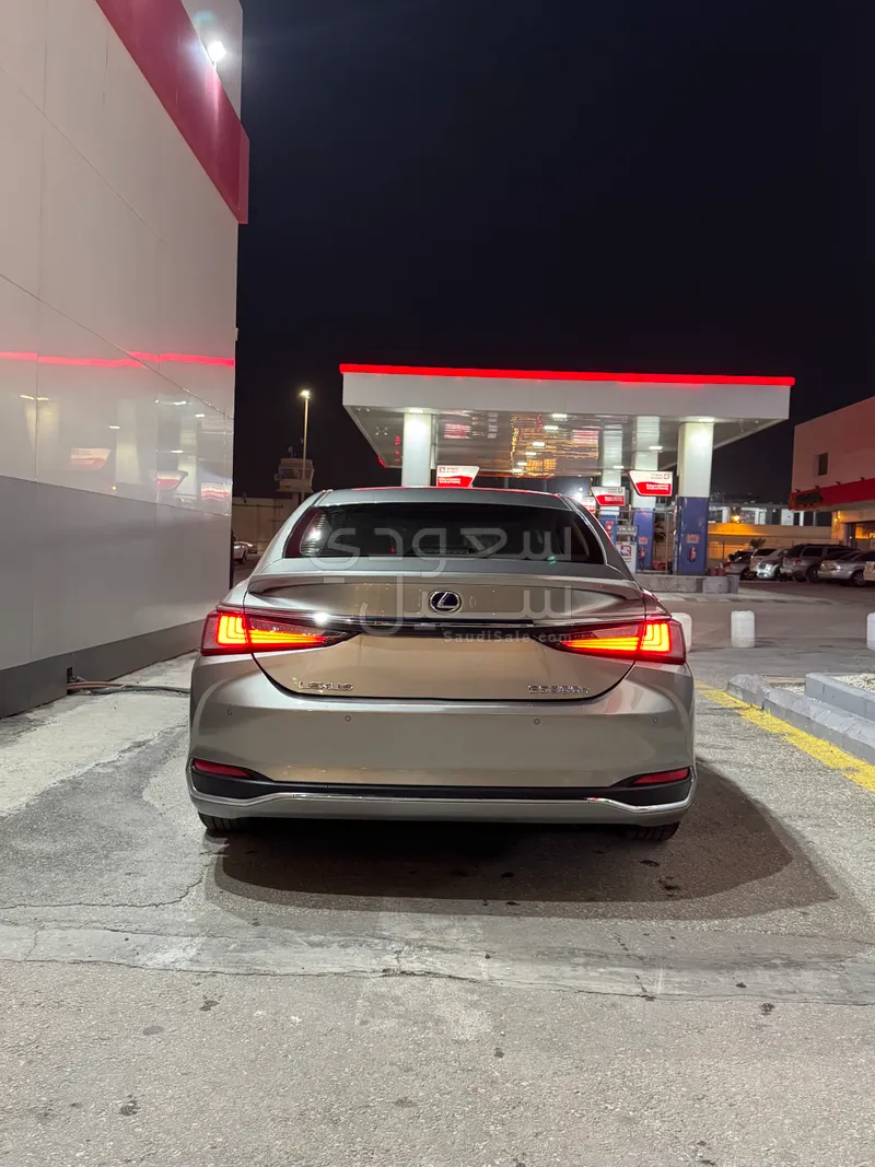 2022 لكزس إي إس 300 هايبرد