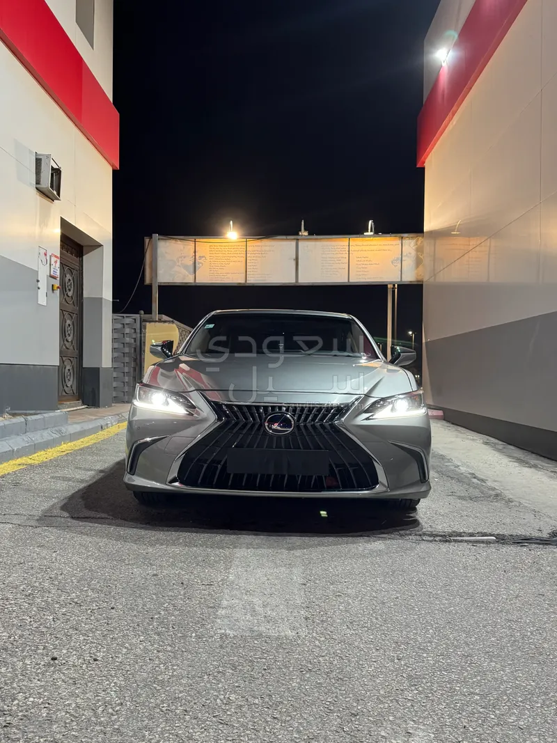 2022 لكزس إي إس 300 هايبرد