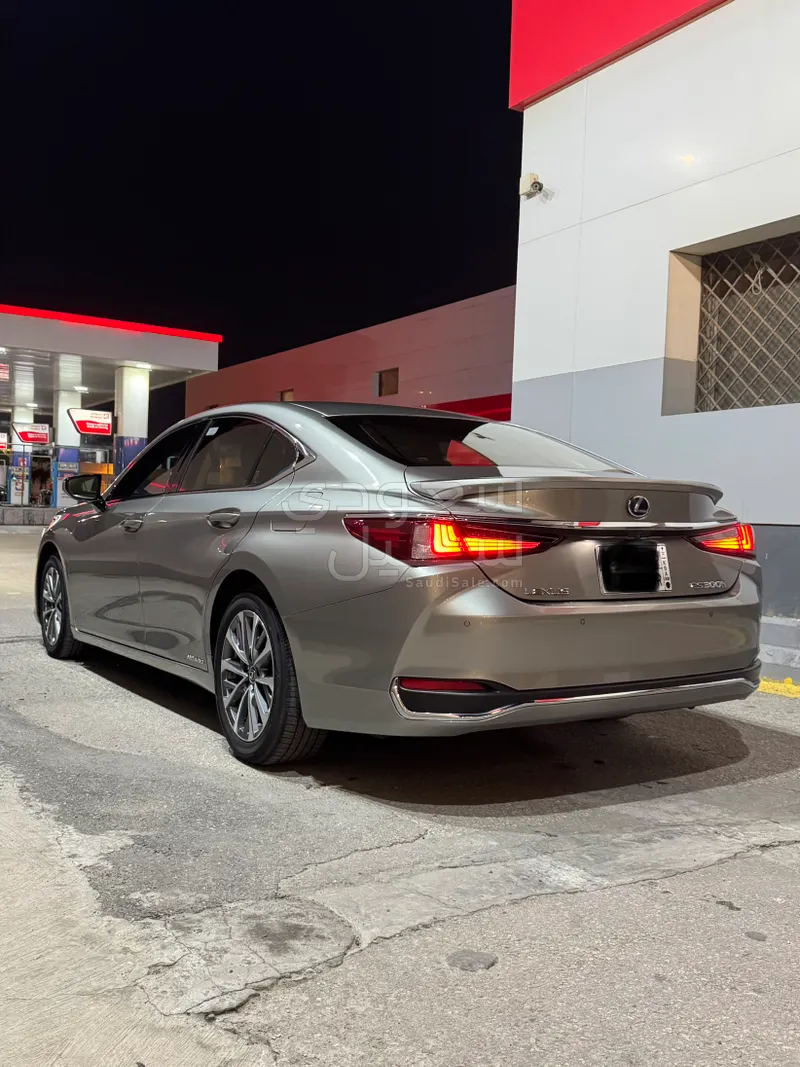 2022 لكزس إي إس 300 هايبرد