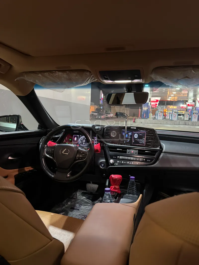 2022 لكزس إي إس 300 هايبرد