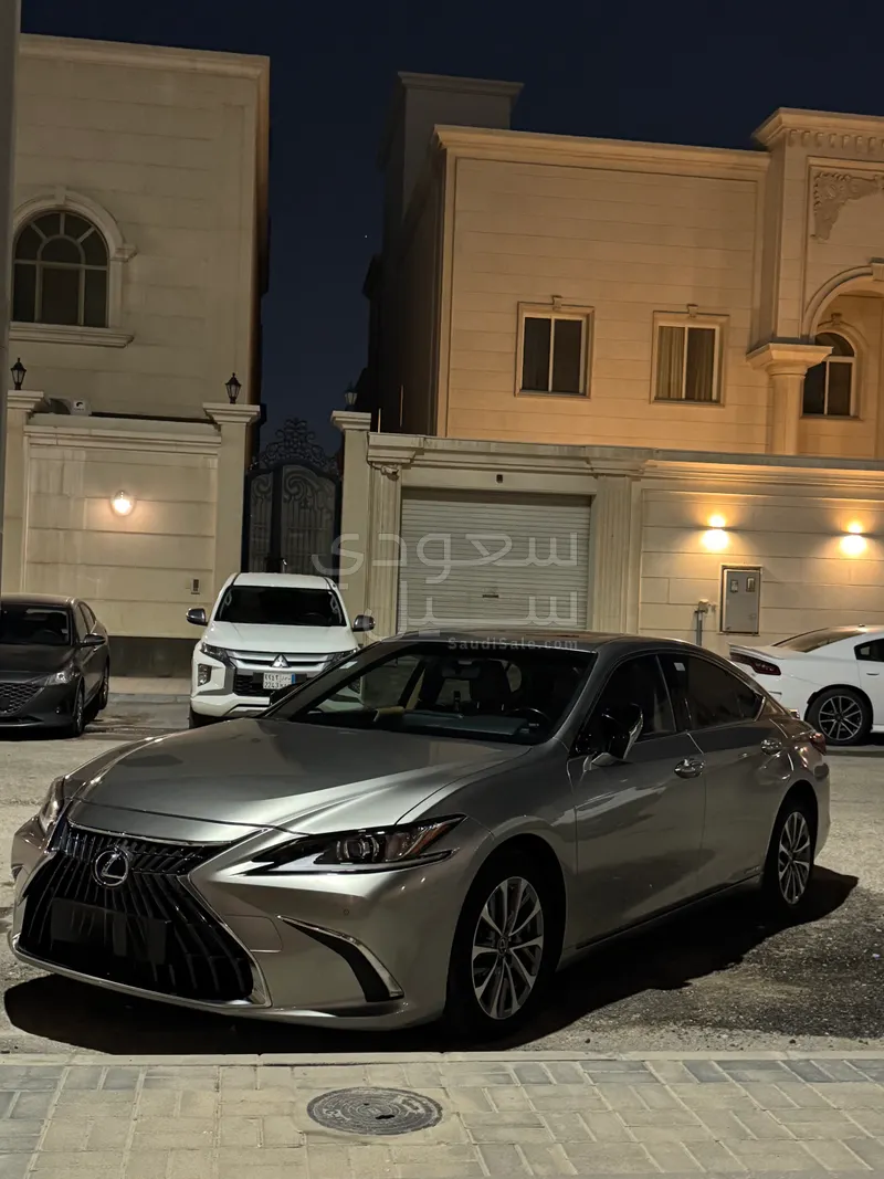2022 لكزس إي إس 300 هايبرد