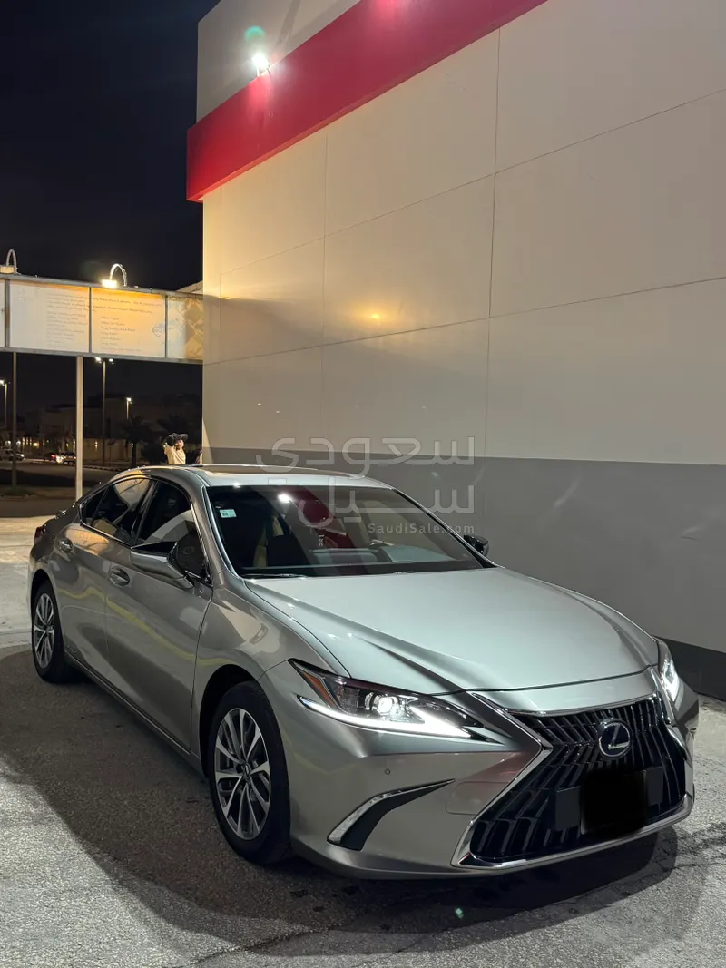 2022 لكزس إي إس 300 هايبرد