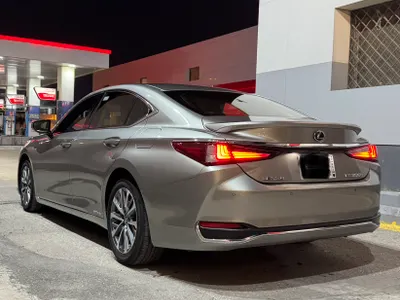 2022 لكزس إي إس 300 هايبرد