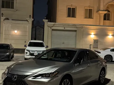 2022 لكزس إي إس 300 هايبرد