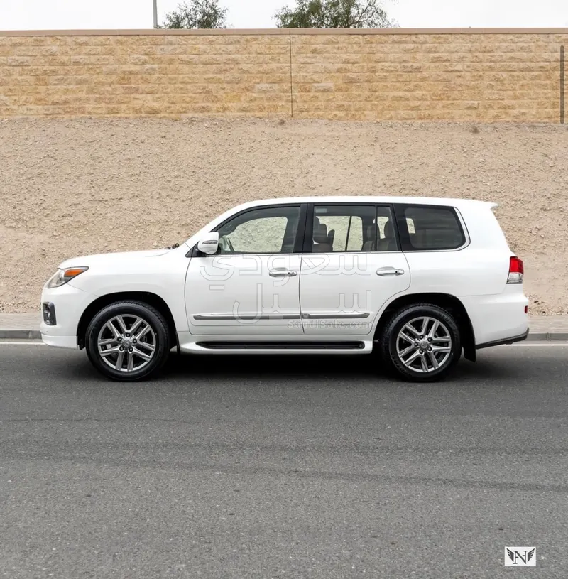 2014 لكزس إل إكس 570 اس