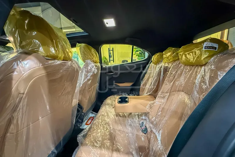 2024 لكزس يو إكس اتش300