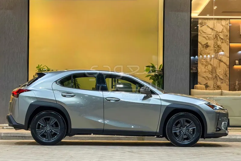 2024 لكزس يو إكس اتش300