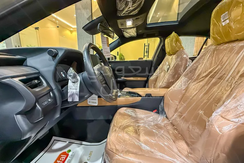 2024 لكزس يو إكس اتش300