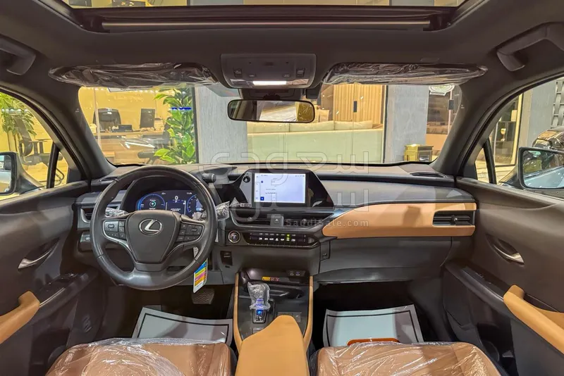 2024 لكزس يو إكس اتش300