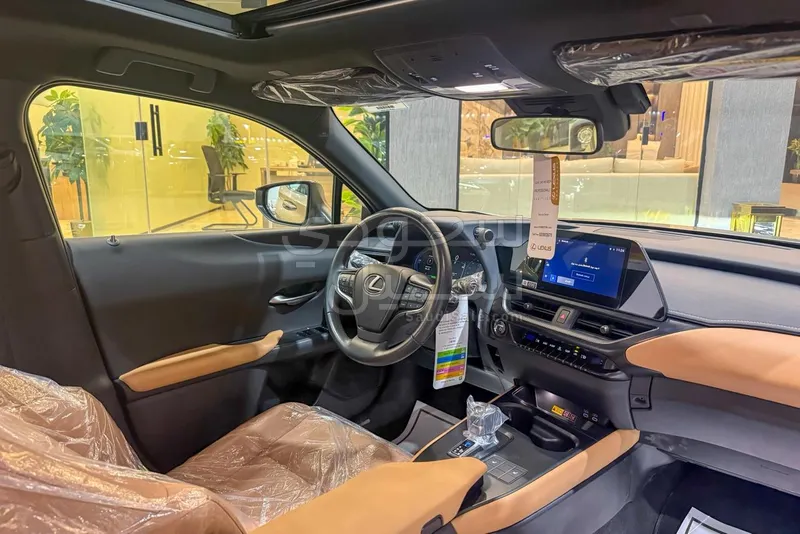 2024 لكزس يو إكس اتش300