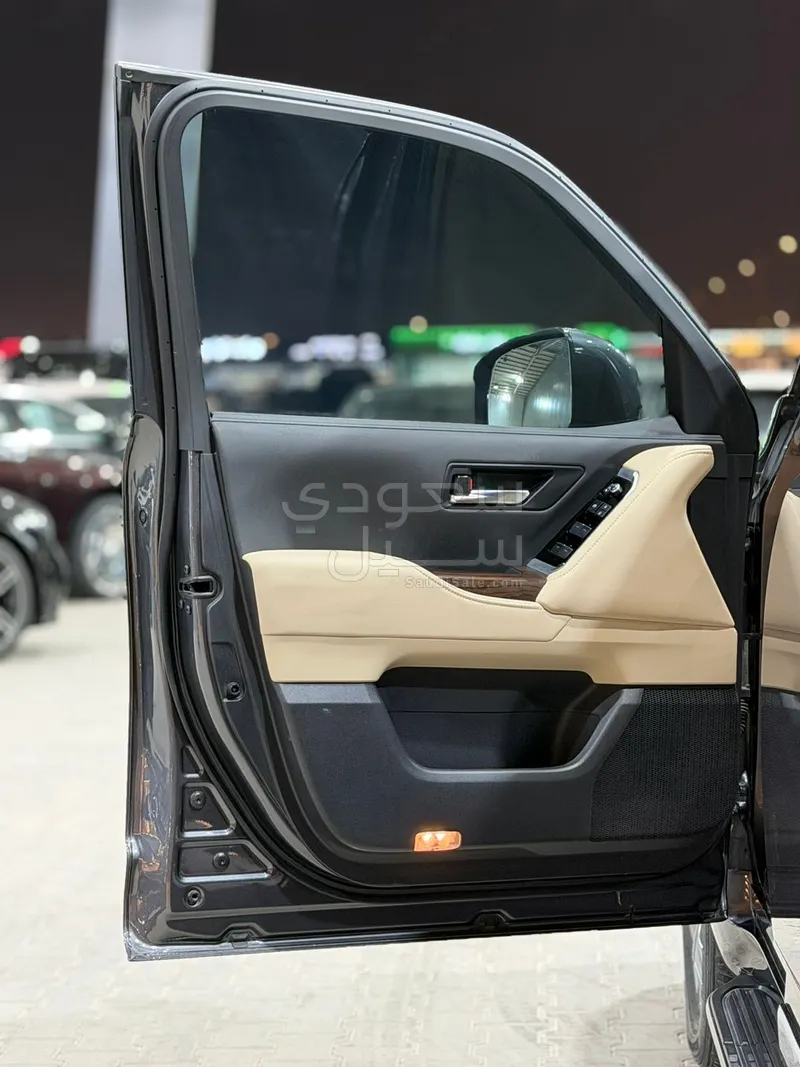 2023 تويوتا لاند كروزر جي اكس ار