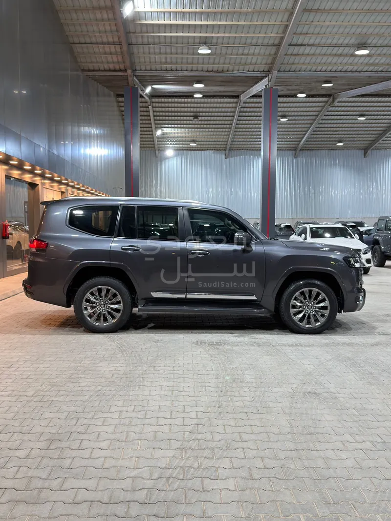 2023 تويوتا لاند كروزر جي اكس ار