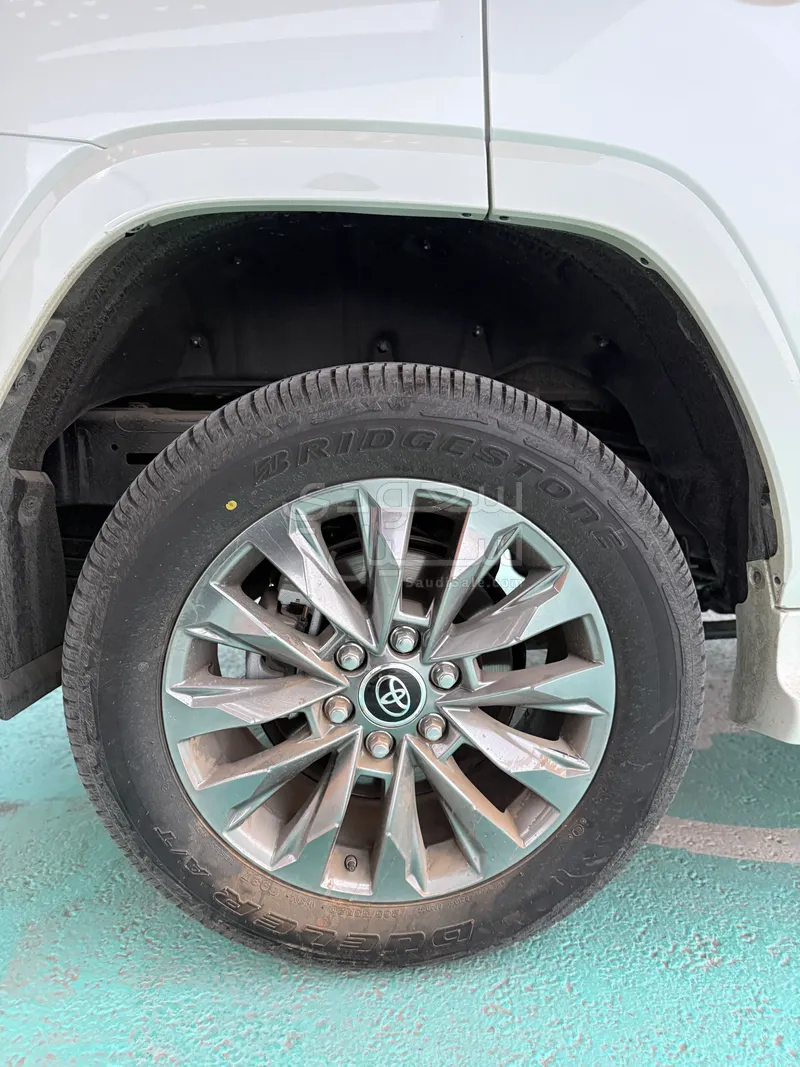 2025 تويوتا لاند كروزر جي اكس ار