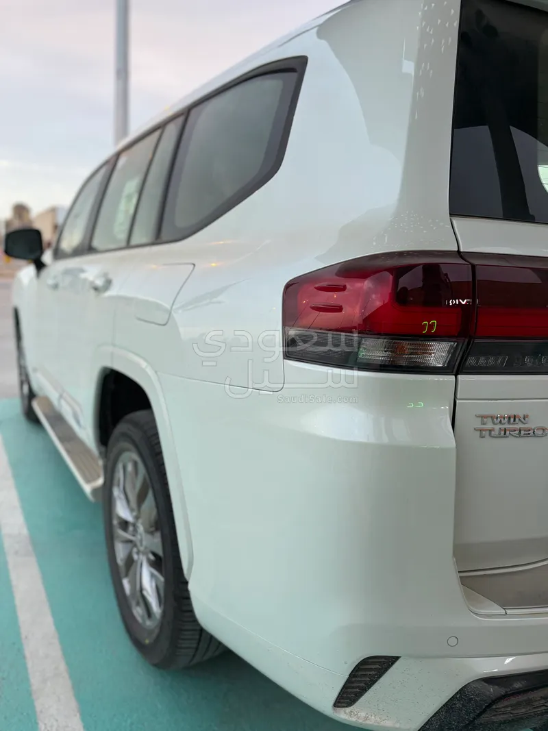 2025 تويوتا لاند كروزر جي اكس ار