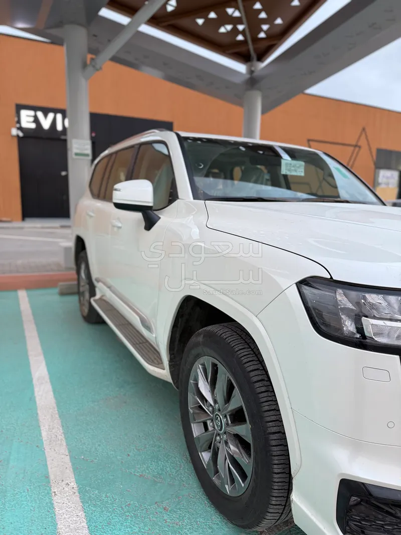 2025 تويوتا لاند كروزر جي اكس ار