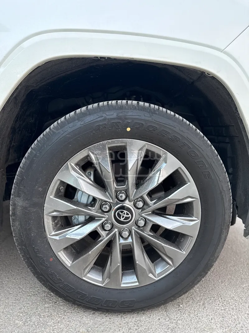 2025 تويوتا لاند كروزر جي اكس ار