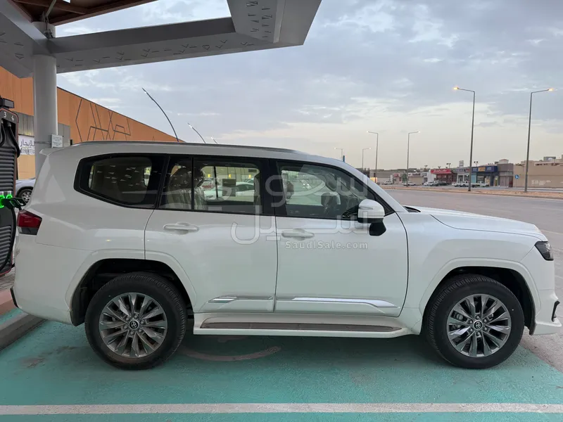 2025 تويوتا لاند كروزر جي اكس ار