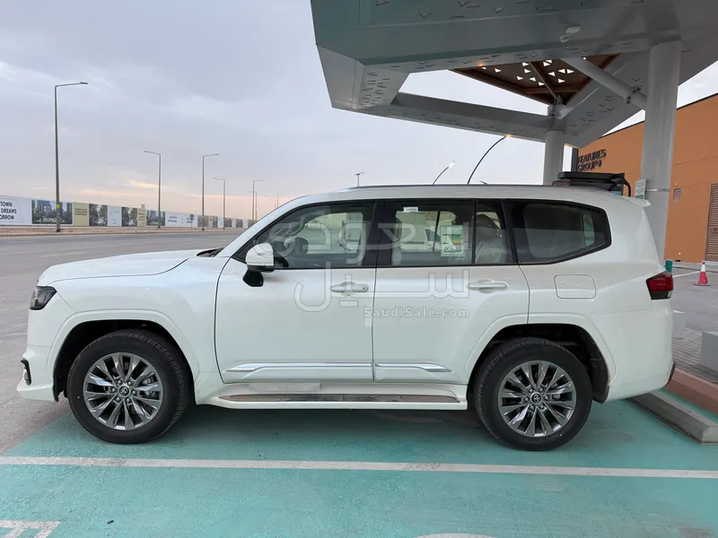 2025 تويوتا لاند كروزر جي اكس ار