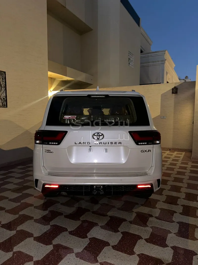 2025 تويوتا لاند كروزر جي اكس ار
