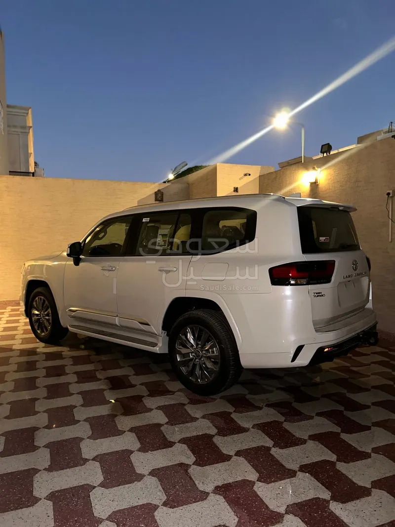 2025 تويوتا لاند كروزر جي اكس ار