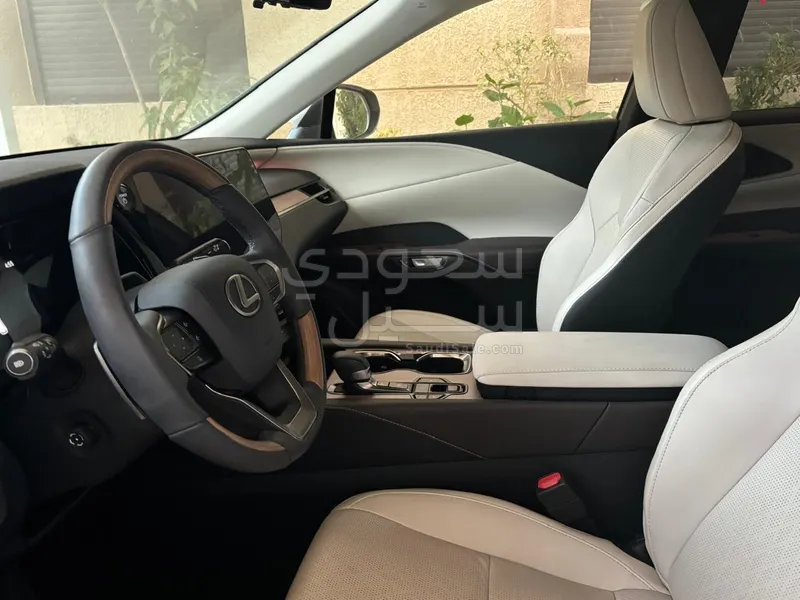 2023 لكزس أر إكس 450 هايبرد