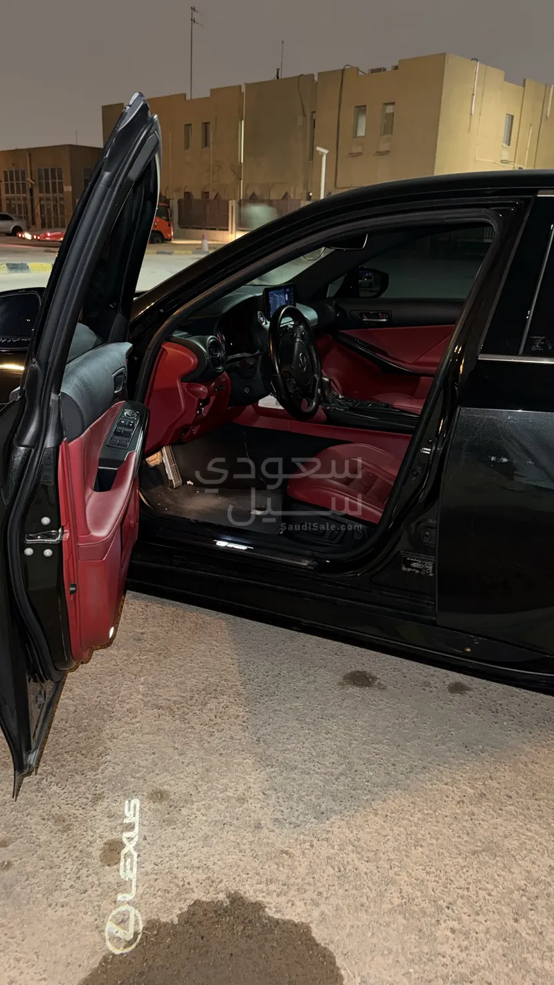 2024 لكزس آي إس 350 إف