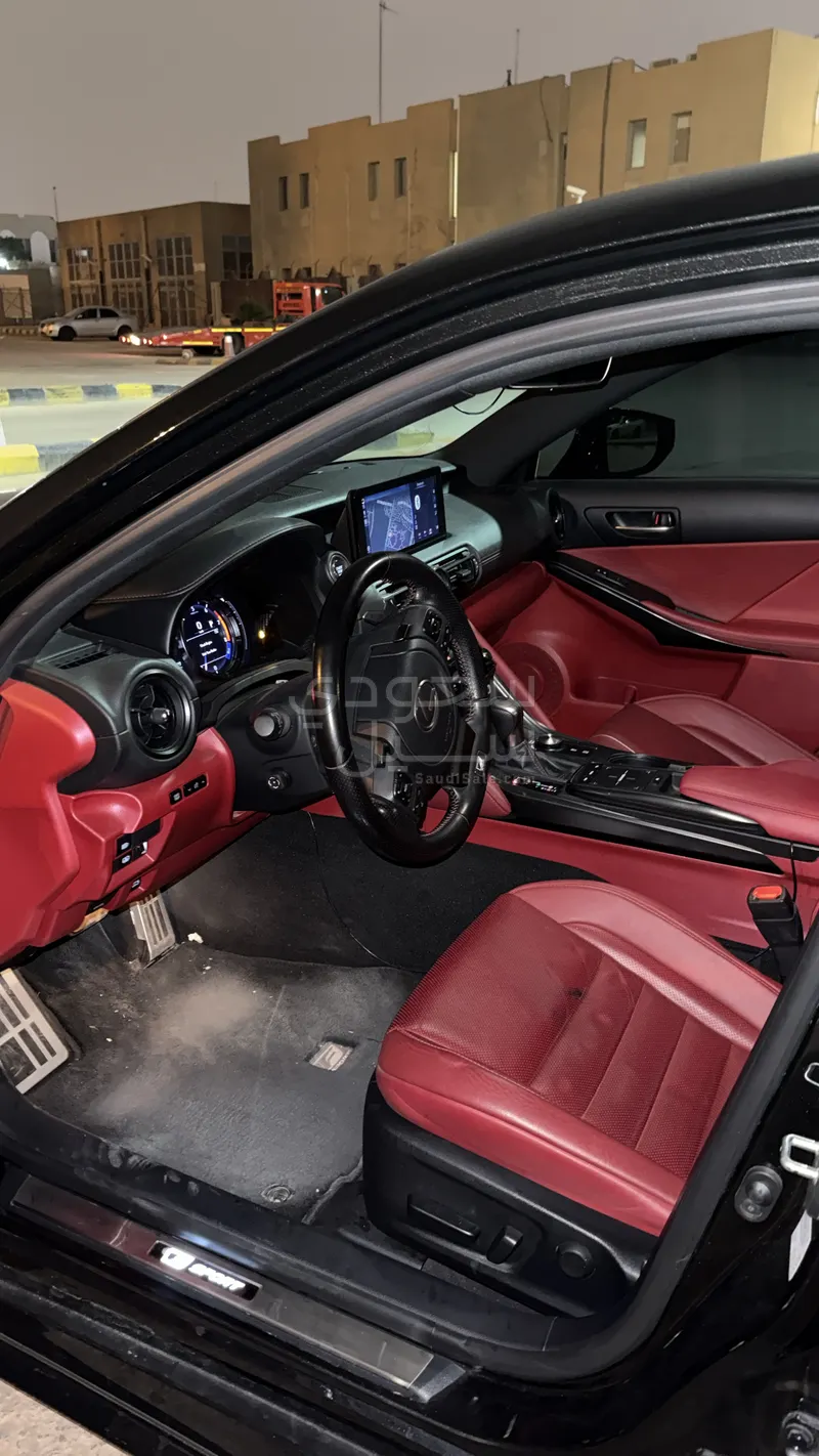 2024 لكزس آي إس 350 إف