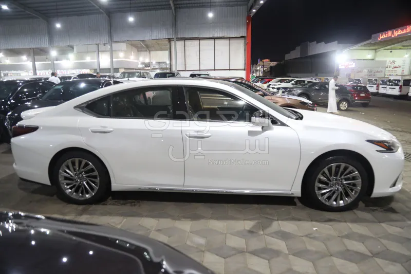 2025 لكزس إي إس 350 دي دي