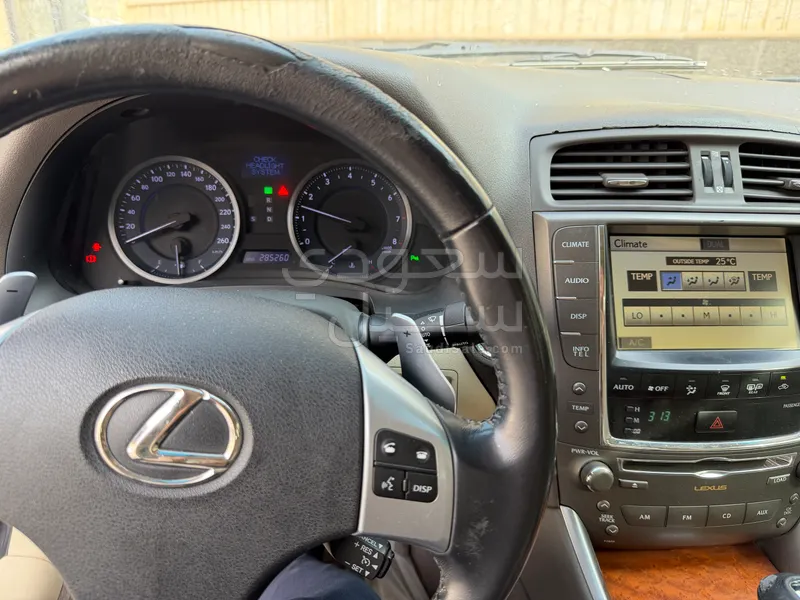 2011 لكزس آي إس 300