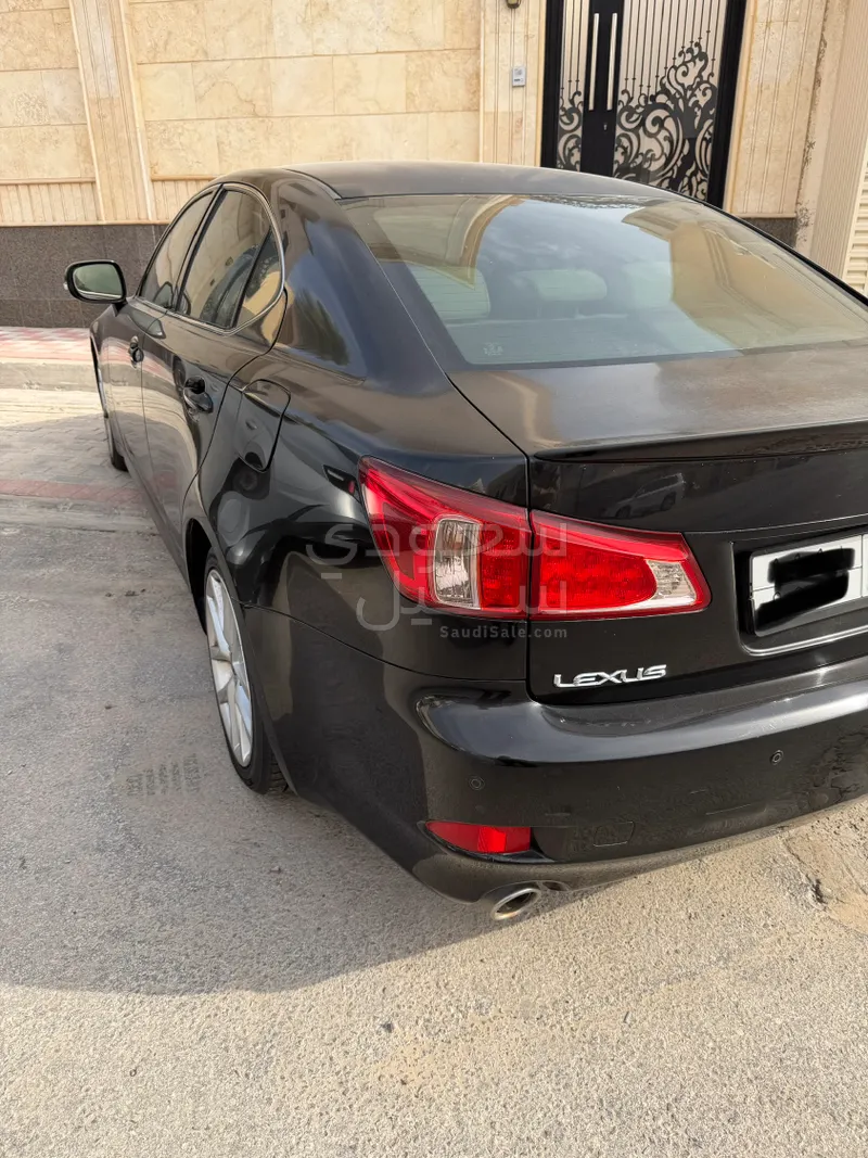 2011 لكزس آي إس 300