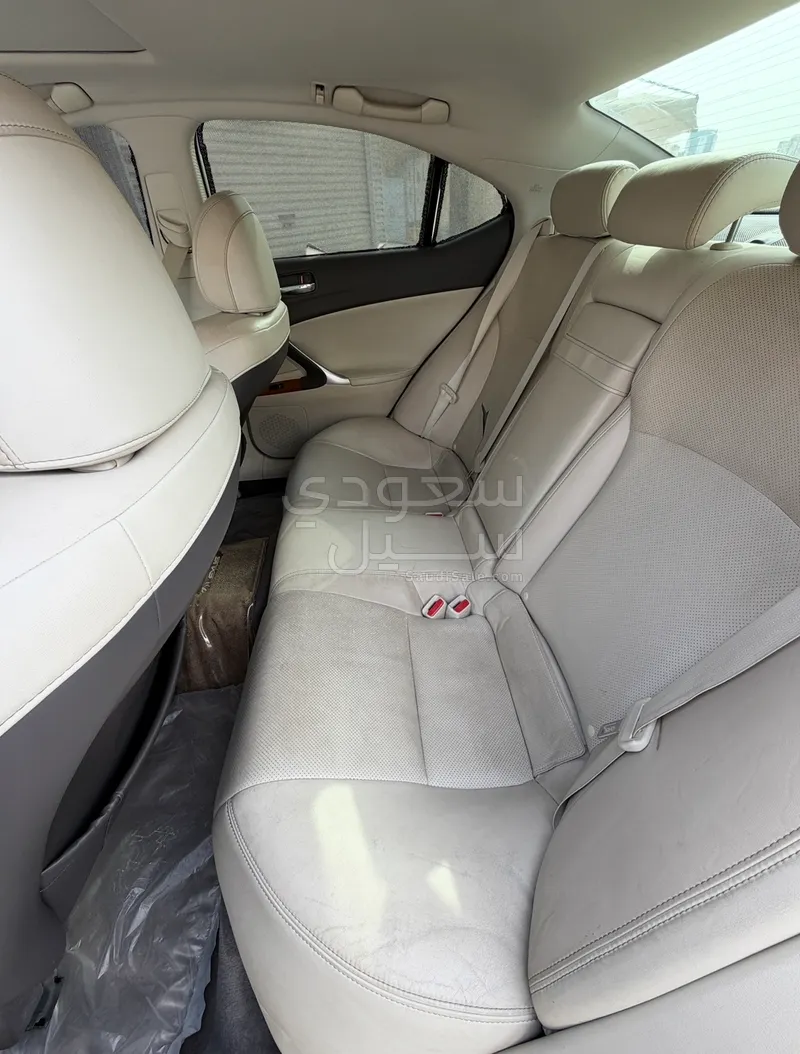 2011 لكزس آي إس 300