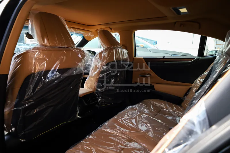 2025 لكزس إي إس 350