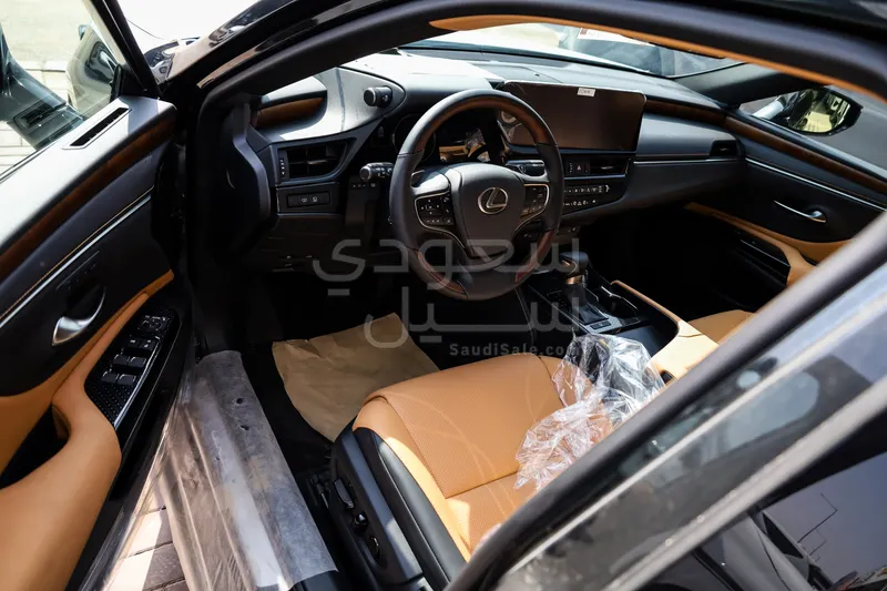 2025 لكزس إي إس 350