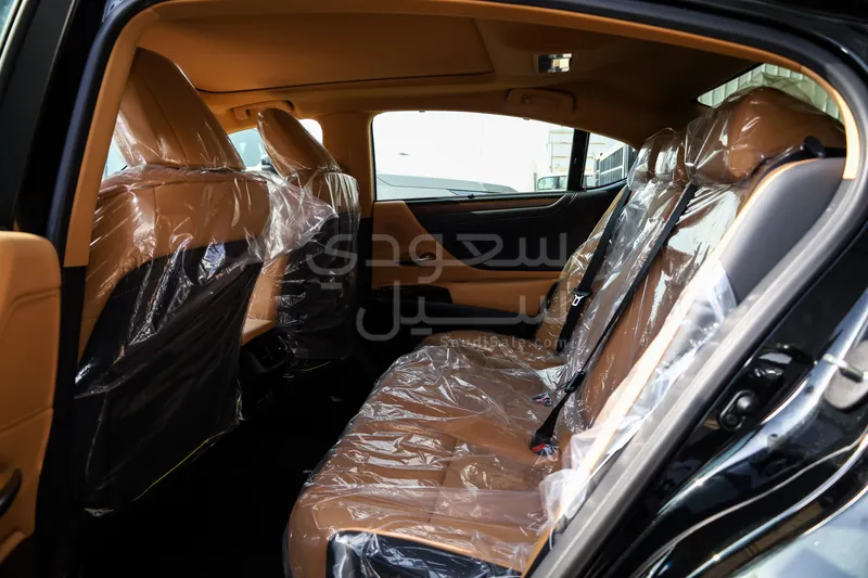 2025 لكزس إي إس 350